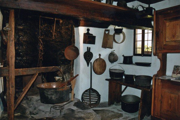 Focolare e cucina storica della Casa Museo Walser