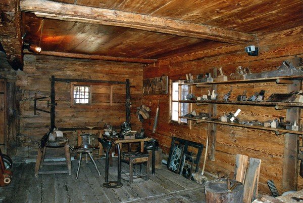 Sala dei mestieri tradizionali con attrezzi e calzature