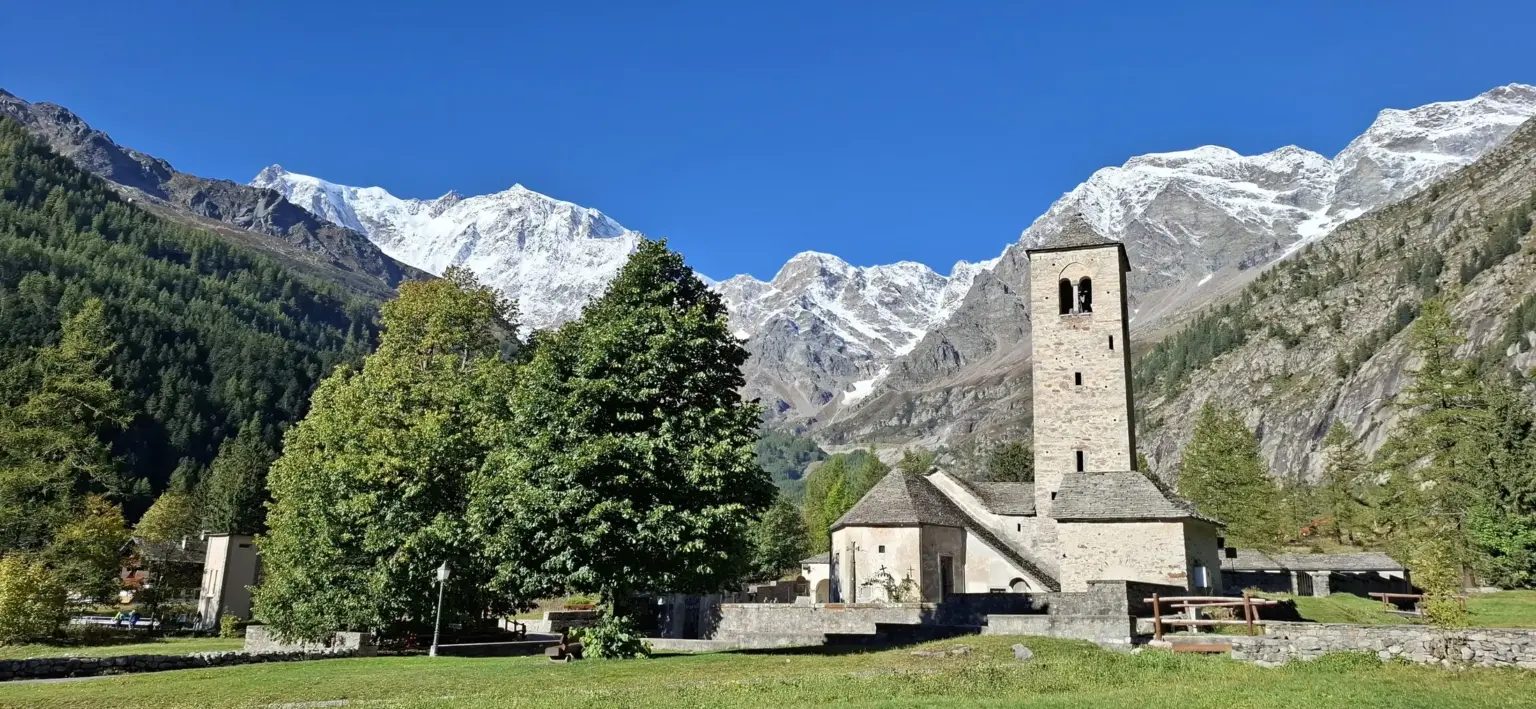 Panorama estivo a Macugnaga con prati, sentieri e Monte Rosa, da macugnagamonterosaski.com