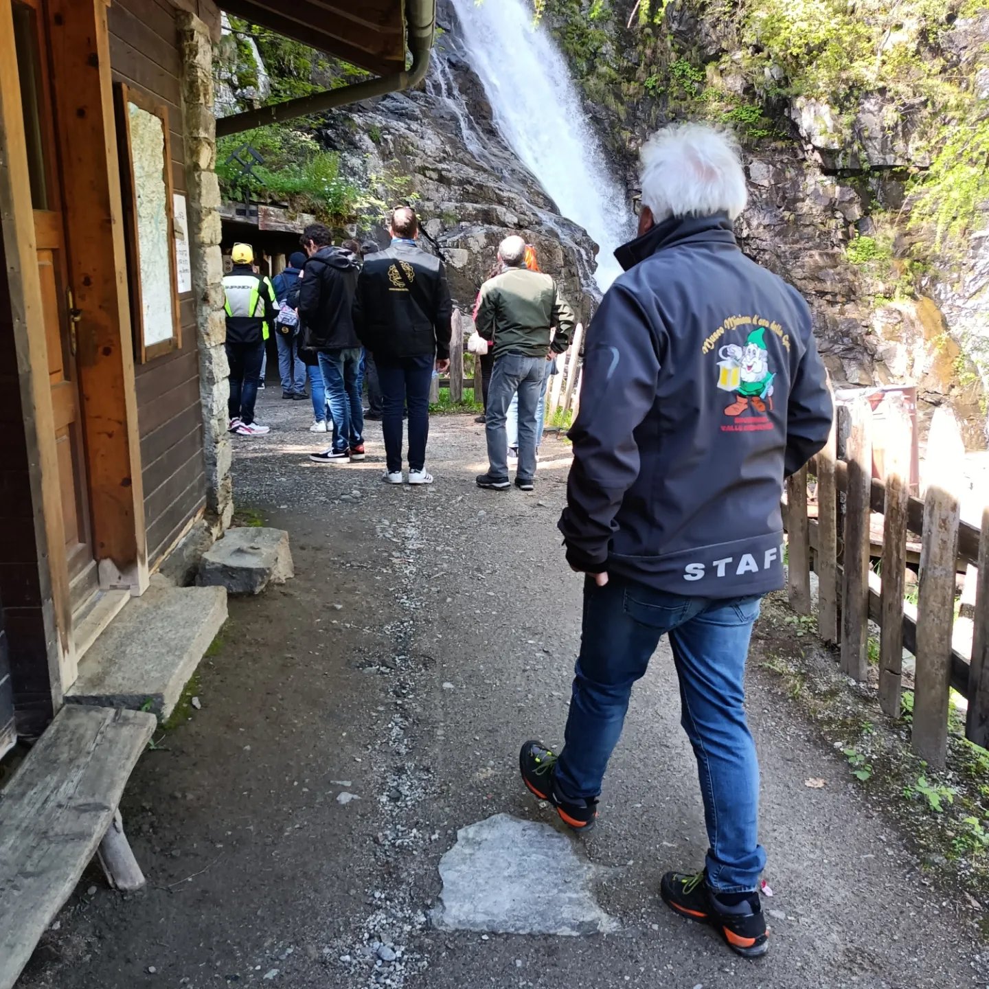 Ingresso e cascata presso la Miniera d’oro della Guia